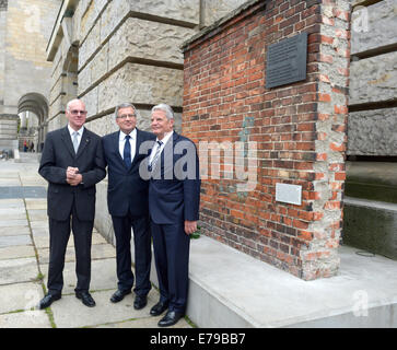 Berlin, Deutschland. 10. September 2014. Der polnische Präsident Bronislaw Komorowski (C), German President Joachim Gauck (R) und Präsident des Deutschen Bundestages Norbert Lammert (CDU) stehen ein Backstein-Wandelement im Deutschen Bundestag in Berlin, Deutschland, 10. September 2014. Das Wandelement von der Danziger Werft soll eine Erinnerung an die polnischen Beiträge zu Europas und Deutschlands Freiheit und Einheit sein. Foto: Rainer Jensen/Dpa/Alamy Live-Nachrichten Stockfoto