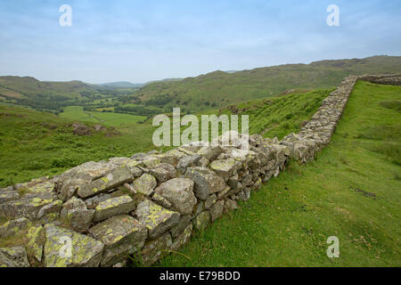 Ruinen der alten römischen Festung am Hardknott-Pass, umgeben von den Gipfeln und Tälern des englischen Lake District Stockfoto