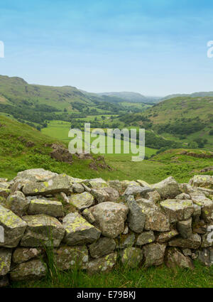 Blick von den Ruinen der alten römischen Festung am Hardknott-Pass, umgeben von den Gipfeln und Tälern des englischen Lake District Stockfoto