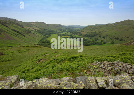 Blick von den Ruinen der alten römischen Festung am Hardknott-Pass, umgeben von den Gipfeln und Tälern des englischen Lake District Stockfoto