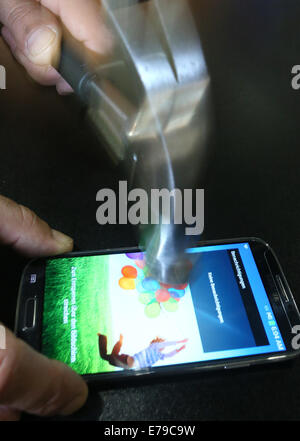 Berlin, Deutschland. 10. September 2014. Die Stärke von gehärtetem Glas ist mit einem Hammer auf die Berliner Radion zeigen (IFA) in Berlin, Deutschland, 10. September 2014 getestet. Foto: STEPHANIE PILICK/Dpa/Alamy Live News Stockfoto