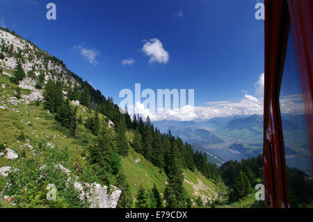 Aufsteigend dem Pilatus entlang die weltweit steilste Zahnradbahn Eisenbahn Stockfoto