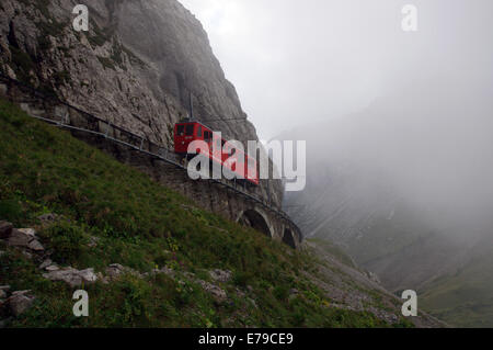 Pilatus-Bahn-Triebwagen nahe dem Pilatus Gipfel der Schweiz Stockfoto