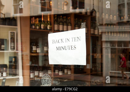 zurück in zehn Minuten auf einer Ladentür Stockfoto