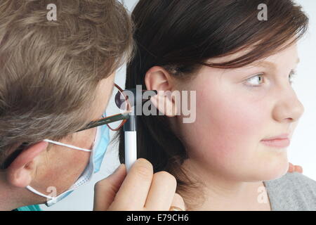 Ohrenarzt untersucht ein Kind. Krankenhaus-Untersuchung Stockfoto