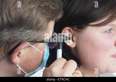 Ohrenarzt untersucht ein Kind. Krankenhaus-Untersuchung Stockfoto