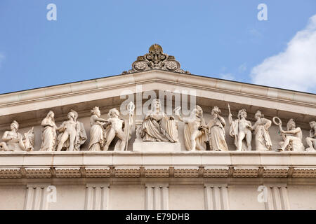 Statuen auf der Fassade der Gedenkstätte Walhalla in Donaustauf, Bayern, Deutschland Stockfoto