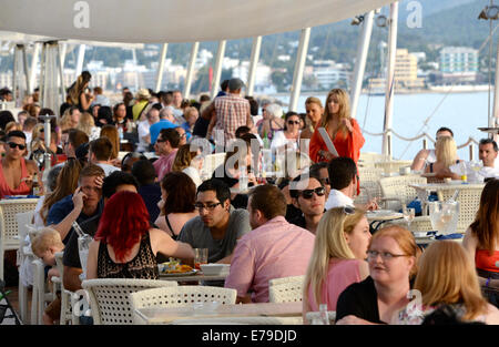 Straßen, Terrassen und Bars in Sant Antoni de Portmany auf Ibiza voll von Touristen im Urlaub auf der Insel Ibiza. Stockfoto