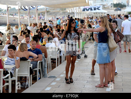 Straßen, Terrassen und Bars in Sant Antoni de Portmany auf Ibiza voll von Touristen im Urlaub auf der Insel Ibiza. Stockfoto