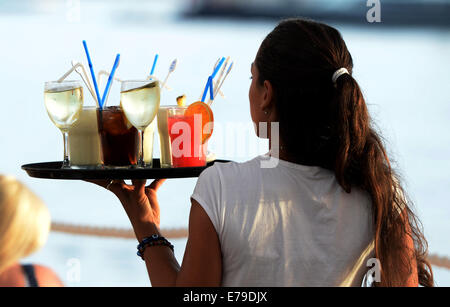 Straßen, Terrassen und Bars in Sant Antoni de Portmany auf Ibiza voll von Touristen im Urlaub auf der Insel Ibiza. Stockfoto