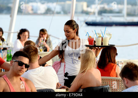 Straßen, Terrassen und Bars in Sant Antoni de Portmany auf Ibiza voll von Touristen im Urlaub auf der Insel Ibiza. Stockfoto