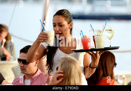 Straßen, Terrassen und Bars in Sant Antoni de Portmany auf Ibiza voll von Touristen im Urlaub auf der Insel Ibiza. Stockfoto