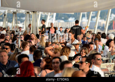 Straßen, Terrassen und Bars in Sant Antoni de Portmany auf Ibiza voll von Touristen im Urlaub auf der Insel Ibiza. Stockfoto