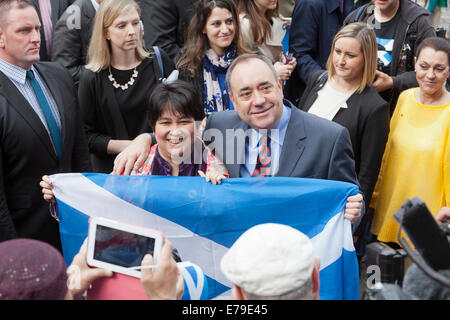 Edinburgh, Schottland. 9. September 2014. Erste Minister Alex Salmond trifft sich mit Schotten und andere europäische Bürger Unionsbürgerschaft zu feiern und "Schottlands weiter EU-Mitgliedschaft mit einem Ja-Stimmen". Alex Salmond posiert für ein Foto mit Menschen an der Veranstaltung. Edinburgh, Schottland. 9. September 2014 Kredit: GARY DOAK/Alamy Live-Nachrichten