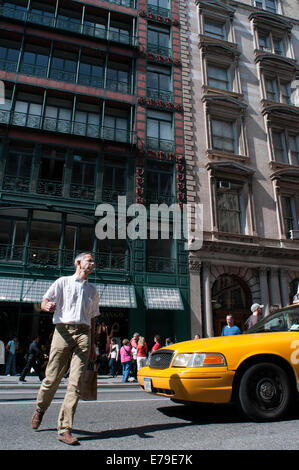 Mango-Shop in Broome Street in SoHo, New York City, Amerika, USA. Das Sincer Manufacturing Company Gebäude. Die Sängerin Bui Stockfoto