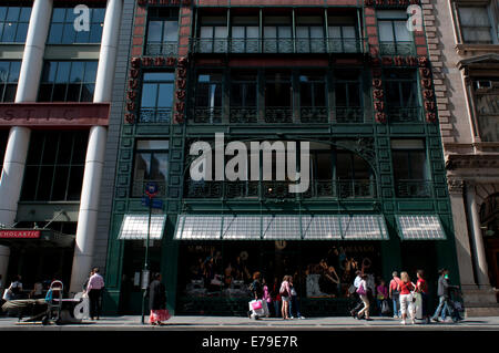 Mango-Shop in Broome Street in SoHo, New York City, Amerika, USA. Das Sincer Manufacturing Company Gebäude. Die Sängerin Bui Stockfoto