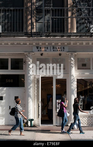 Shop White House Black Market am Broadway Street im Stadtteil Tribeca. TriBeCa ist derzeit als Trendy und Trend gesehen. Stockfoto