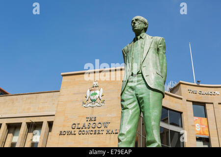 Statue des späten Donald Campbell Dewar. Schottische Labour-Politiker und Gründer der schottischen Devolution, Glasgow, Schottland, UK Stockfoto