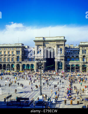 Die Piazza del Duomo Kathedrale und Eingang Galleria Vittorio Emanuele II-shopping arcade Mailand Lombardei Italien Stockfoto