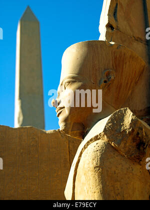 Eine Statue von Amun-Ra im Amun-Tempel von Karnak Stockfoto