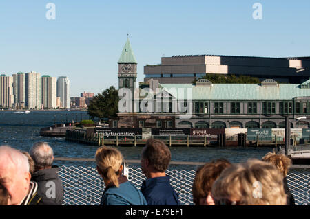 Riesigen Wolkenkratzern Uferpromenade vom Battery Park und Pier A. Pier A im Battery Park ist ein Gebäude, erbaut 1886 durch die Abteilung des Docks und Fähren, teilweise renoviert noch einen trauriger Zustand präsentiert, es scheint, dass es ein Streit zwischen den Behörden und die Unternehmen hinter seiner Rehabilitation. Im vergangenen Frühjahr begrüßt Amelia Earhart, die Königin und verschiedene Staatsoberhäupter. Stockfoto