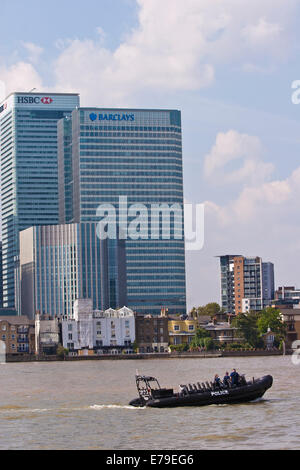 Polizei-Segelboot auf der Themse Teilnahme am letzten Tag des hohen Schiffe Festivals vorbei an Londons Canary Wharf 09.09.2 Stockfoto