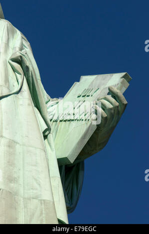 Statue of Liberty, Liberty Island, New York City, New York. Statue of Liberty. Es wurde gebaut in Frankreich Dank tausender Einzelspenden und geschickt, dass er in 214 Kisten verpackte in 350 Teile gegliedert. Die Statue wurde von Frédéric-Auguste Bartholdi entworfen, um in seinen Worten "die Republik und die Freiheit gibt, in der Hoffnung, eines Tages hier zu verherrlichen" und die Gipfeln der ihre Krone symbolisieren die sieben Weltmeere. Zugriff auf Liberty Island, wo die Statue später ein Veto gegen S-11 bis 2004 und Zugriff auf die Krone bis 2009 war. Stockfoto