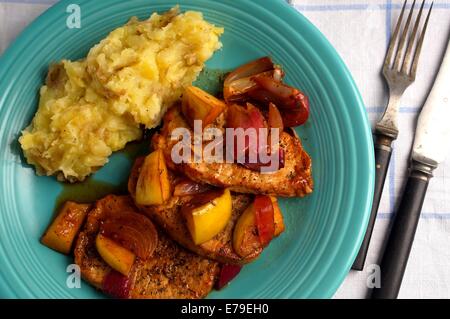 Porkchop mit Zwiebel, Apfel und Maische. Das Abendessen wird serviert Stockfoto