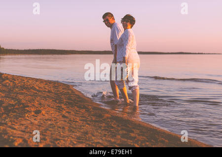 Gerne älteres Paar am Strand Stockfoto