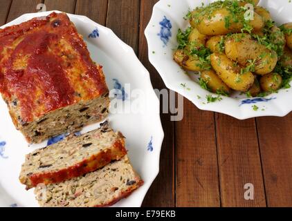 Türkei-Hackbraten mit Bratkartoffeln. Das Abendessen wird serviert Stockfoto