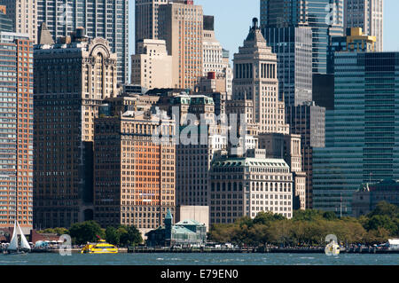 Riesigen Wolkenkratzern Uferpromenade vom Battery Park und Pier A. Pier A im Battery Park ist ein Gebäude, erbaut 1886 durch die Abteilung des Docks und Fähren, teilweise renoviert noch einen trauriger Zustand präsentiert, es scheint, dass es ein Streit zwischen den Behörden und die Unternehmen hinter seiner Rehabilitation. Im vergangenen Frühjahr begrüßt Amelia Earhart, die Königin und verschiedene Staatsoberhäupter. Stockfoto