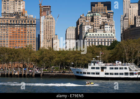 Riesigen Wolkenkratzern Uferpromenade vom Battery Park und Pier A. Pier A im Battery Park ist ein Gebäude, erbaut 1886 durch die Abteilung des Docks und Fähren, teilweise renoviert noch einen trauriger Zustand präsentiert, es scheint, dass es ein Streit zwischen den Behörden und die Unternehmen hinter seiner Rehabilitation. Im vergangenen Frühjahr begrüßt Amelia Earhart, die Königin und verschiedene Staatsoberhäupter. Stockfoto