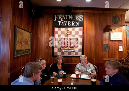 Historischen Fraunces Tavern, lower Manhattan, New York City, USA. Fraunces Tavern in New York City ist eine Taverne, Restaurant und Museum befindet sich in einer mutmaßlichen Rekonstruktion eines Gebäudes, das eine herausragende in vor der Revolution und die Geschichte der amerikanischen Revolution Rolle. Das Gebäude, gelegen bei 54 Pearl Street an der Ecke Broad Street, gehört von Söhnen der Revolution im Bundesstaat New York Inc. seit 1904, die behauptet, dass es das älteste erhaltene Gebäude in Manhattan. Stockfoto