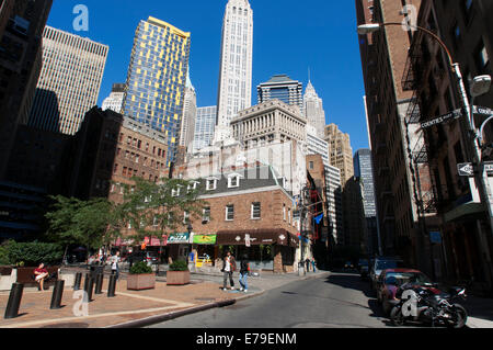 Der Financial District von New York City-NY. Wolkenkratzer des Finanzplatzes. Ein paar Spaziergänge Coenties Gasse Straße hinunter. Trifft den Financial District in Lower Manhattan, den größten Finanzinstituten in der Stadt. Seine große Symbol waren die Zwillingstürme des World Trade Centers bis zu seiner Zerstörung im Jahr 2001. Es war in diesem Stadtteil, wo New York im XVII. Jh. unter dem Namen New Amsterdam geboren wurde. Stockfoto