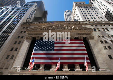 New Yorker Börse. 11 Wall Street (für die Öffentlichkeit aus Sicherheitsgründen geschlossen). Das Gebäude des Beutels oder einfach auch als Wall Street ist das weltweite Symbol des Kapitalismus geworden. Eine große Fahne fliegt über das Hauptgebäude mit Blick auf St Broad Street, unter welchen Broker Parade von Seite zur Seite der Straße gekleidet. Nach der Krise von 2008 kam bestimmte Aktien der führenden Unternehmen in der Welt zu verlieren die Hälfte Ihrer Zitat in ein paar Monaten. Stockfoto