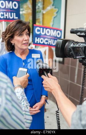 Gouverneur Andrew Cuomo Kandidaten für die Vizepräsidentschaft, Kathy Hochul, spricht mit den Medien nach Kampagnen in der Penn Süd-Wohnanlage Stockfoto