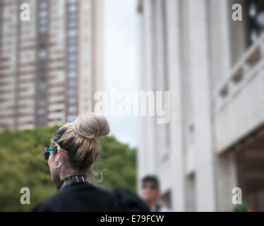 Fashionistas kommen außerhalb der Fashion Week Frühjahr 2015 zeigt im Lincoln Center in New York Stockfoto