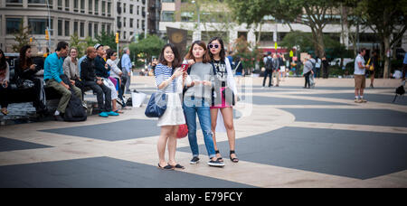 Fashionistas kommen außerhalb der Fashion Week Frühjahr 2015 zeigt im Lincoln Center in New York Stockfoto