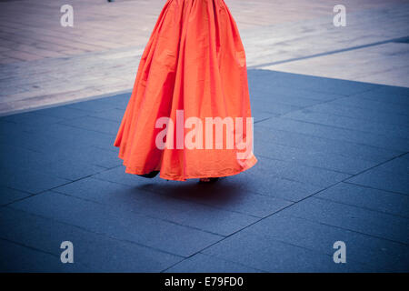 Fashionistas kommen außerhalb der Fashion Week Frühjahr 2015 zeigt im Lincoln Center in New York Stockfoto