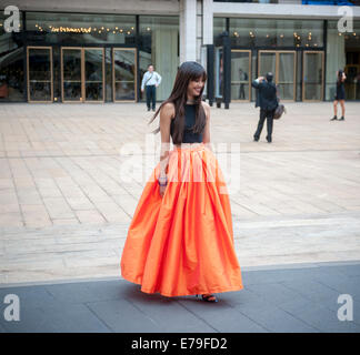 Fashionistas kommen außerhalb der Fashion Week Frühjahr 2015 zeigt im Lincoln Center in New York Stockfoto