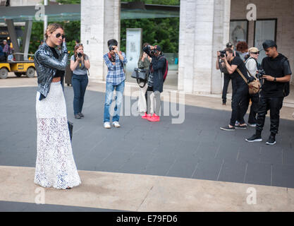 Fashionistas kommen außerhalb der Fashion Week Frühjahr 2015 zeigt im Lincoln Center in New York Stockfoto