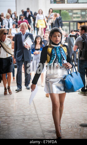 Fashionistas kommen außerhalb der Fashion Week Frühjahr 2015 zeigt im Lincoln Center in New York Stockfoto