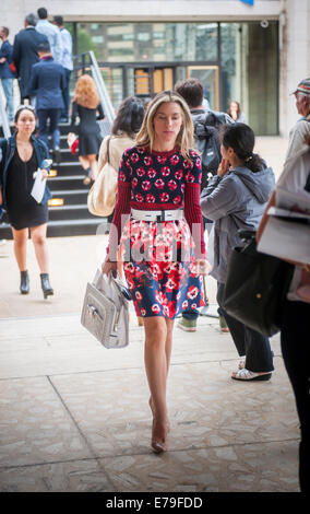 Fashionistas kommen außerhalb der Fashion Week Frühjahr 2015 zeigt im Lincoln Center in New York Stockfoto