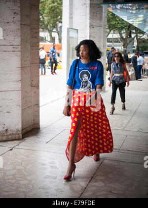 Fashionistas kommen außerhalb der Fashion Week Frühjahr 2015 zeigt im Lincoln Center in New York Stockfoto