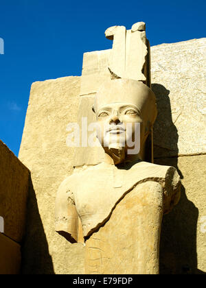 Eine Statue von Amun-Ra im Amun-Tempel von Karnak Stockfoto