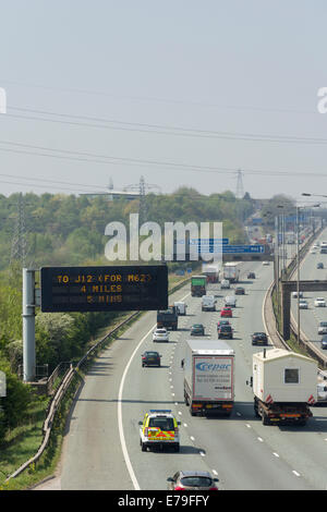 Verkehr auf der vierspurigen Abschnitt der M60 Autobahn in der Nähe von Prestwich, Manchester, auf der Suche nach Westen über das Irwell Tal. Stockfoto