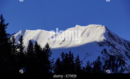 Karpaten Gipfel bedeckt mit Schnee (Rumänien). Stockfoto