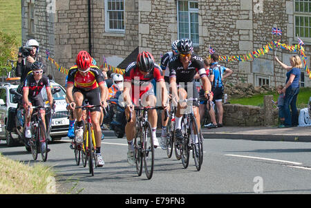 Horsley, UK. 10. September 2014. Horsley Gloucestershire Tour Of Britain: Führende Fahrer Rennen durch die Cotswold Dorf Horsley auf der 4. Etappe, Worcester, Bristol 2014 Tour Of Britain Radrennen.  Bildnachweis: Charlie Bryan/Alamy Live News Stockfoto