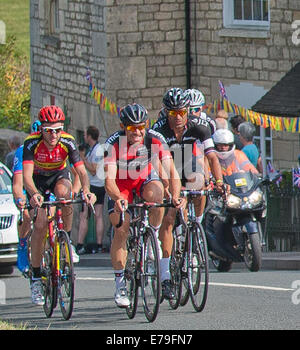 Horsley, UK. 10. September 2014. Horsley Gloucestershire Tour Of Britain: Führende Fahrer Rennen durch die Cotswold Dorf Horsley auf der 4. Etappe, Worcester, Bristol 2014 Tour Of Britain Radrennen.  Bildnachweis: Charlie Bryan/Alamy Live News Stockfoto