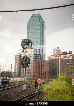 Das Citigroup Center Webstühle über stillgelegten Eisenbahn bauen verfolgt in Long Island City in Queens in New York Stockfoto